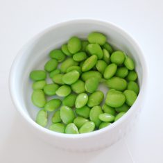 手前を除く3辺に水溶き薄力粉を塗り、手前からくるくると丸めて、最後は両端をしっかり押さえて閉じる。