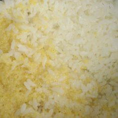 米を洗い、水を1合分と大さじ3加えジャーにセットし、釜の隅の方にきびを加え30分以上浸水させてから炊く。