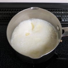 にんにくに竹串がすっと刺さるくらい柔らかくなったら牛乳を捨てて水気を切り、生クリーム、アンチョビも加えて温める。