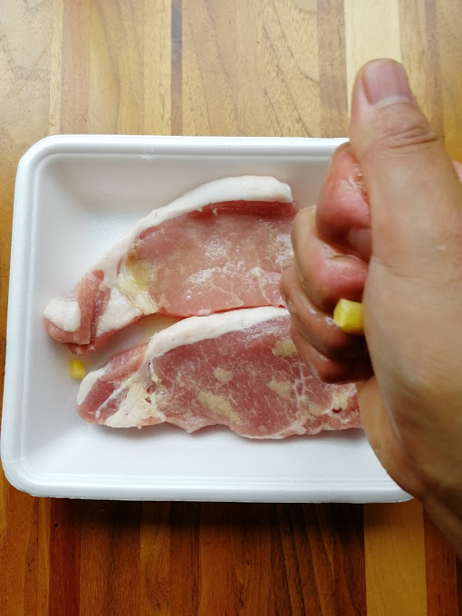 パイナップルはひと掴みをギュッと握り、果汁を出す。