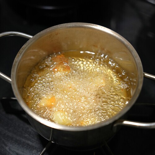 鍋に油を3㎝程度入れ、180℃に熱する。
②を入れ、全体がきつねに色になるまで揚げ、青のりと塩をまぶす。