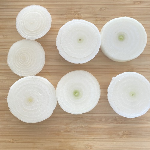 新玉ねぎは皮を剥き1.5㎝厚の輪切りにする。