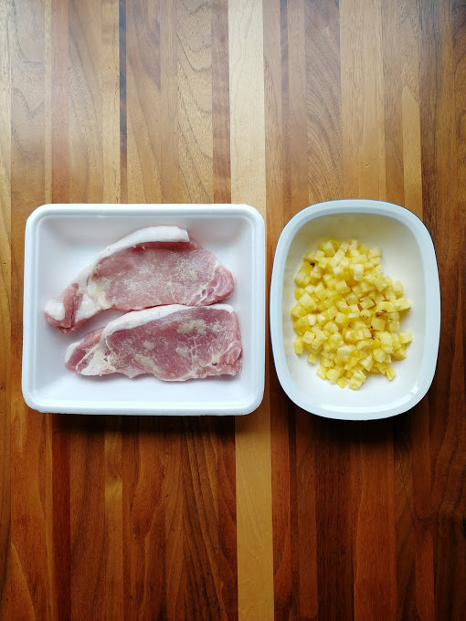 豚ロース肉は筋切りをして塩コショウを、おろしにんにくをすり込む。パイナップルは皮を芯を除いて5㎜角に切る。