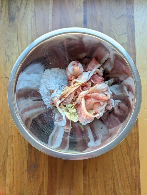 豚こま肉は＝下味＝を揉みこむ。