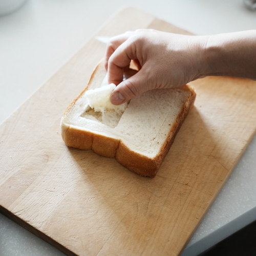 食パンは内側に『田』の字になるように切り込みを入れ、底を破らないように気を付けながらパンの内側をくりぬく。
