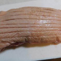 フライパンを熱し、皮の面をカリカリに焼き、肉の面は軽く焼く。（この時出た油は取っておく）