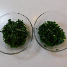 ①のキャベツの水をとり、ごま油を混ぜる。