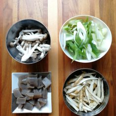 こんにゃくはスプーンでちぎり、茹でてあく抜きをする。ごぼうはササガキにしてさっと水にさらす。