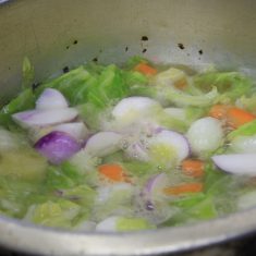 野菜に火が通ったら、かぶを加える。