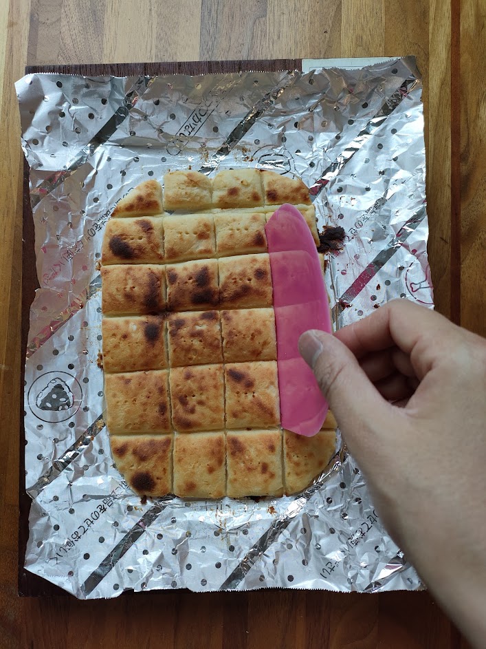 マルチグリルのプレートにのせ、調理モード［焼く・中］で8～9分焼く。切り込みが甘そうな場合はさらにカードで切っておくと良い。