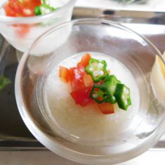 ⑤にオクラ、トマトなどを飾りつけ②の出汁をかけ、出来上がり。