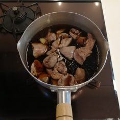 新しい鍋に、だし汁と調味料を入れて煮立て、下処理したレバーとひじきを加える。落し蓋をして中火で10分汁気が少なくなるくらいまで煮て、そのまま味をなじませる。