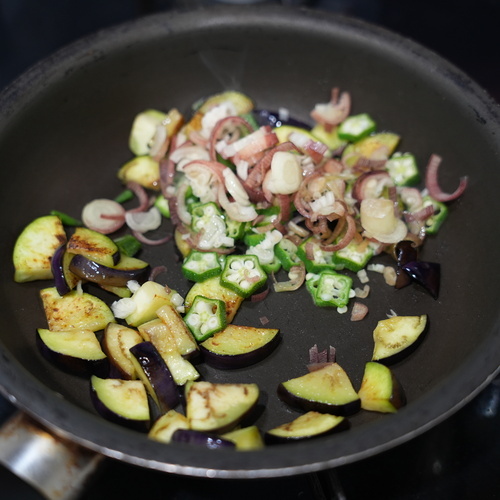 フライパンに油を入れて中火で熱し、なすを炒める。
なすに焼き色がついてしんなりしたらオクラとみょうがも入れ、めんつゆ、水を加える。