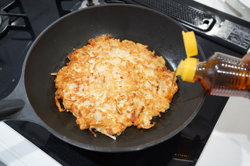 焼き色がついたら裏返し、残りのごま油大さじ1/2を縁に回し入れ、両面カリっと焼く。