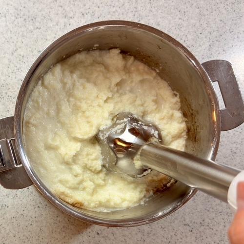 火を止めローレルを取り除き、牛乳を少量入れてハンドブレンダーで滑らかにする。
塩麴と残りの牛乳をすべて入れ温める。