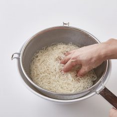 素麺を茹で、水で締め、ザルにあけ、しっかりと水気をきったら、器に盛る。
