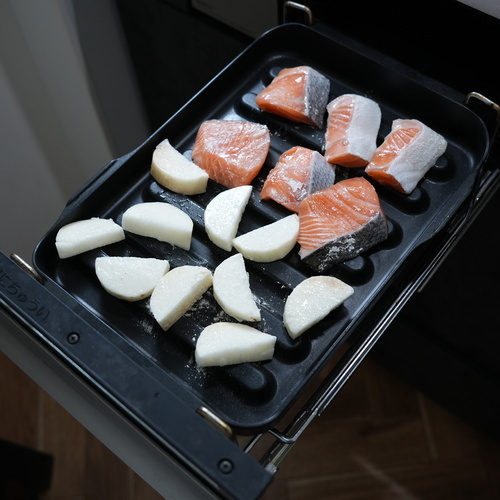 マルチグリルの波型プレートに鮭と山芋を並べ、調理モード［焼く］の中火で10分加熱する。
