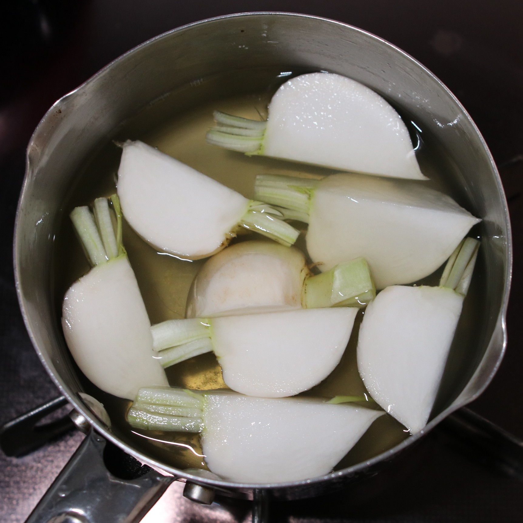 鍋にだし汁と砂糖を入れ、1のかぶを入れたら中火にかけ、沸騰したら火を弱めて5分煮る。薄口しょうゆも加えてさらに5分、残りの葉を加えて1分煮る。
