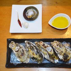 にんにくはみじん切りに。乾燥唐辛子は外干しなら表面を軽く濡れタオルで拭き取る。辛いものが苦手な場合は、唐辛子は切らずに入れた方が辛味が抑えられる。