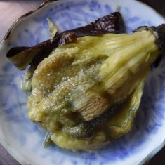 がくの方から皮を剥く。