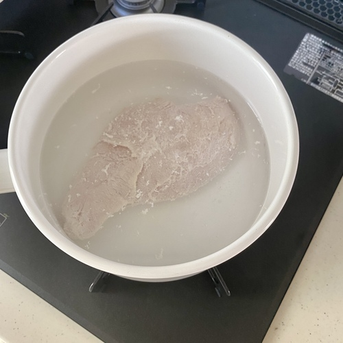 鍋にお湯を沸かし①のヨーグルトをぬぐって入れる。蓋を閉め、３分弱火で加熱したあと火を消して冷めるまで放置する。