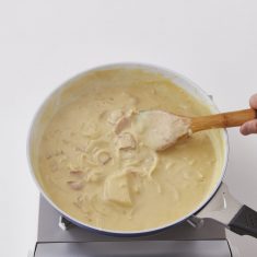 玉ねぎがしんなりとしたら、①、②、（B）を加え、強火にして混ぜながらとろみをつける。