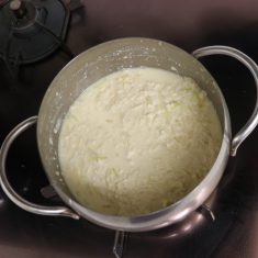 鍋にに牛乳とバター、コンソメを加えたら弱火にかけて泡だて器でかき混ぜながら水分を飛ばす。