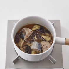 小鍋に（A）、鯖の水煮、①を加え、中火にかける。