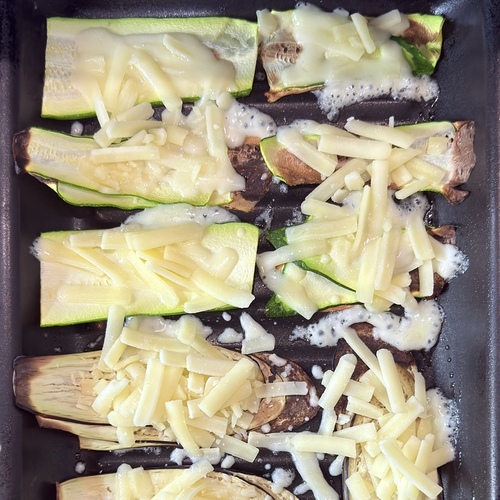 蓋をあけてピザ用チーズをのせ蓋をして表面に焼き色が付くまで焼く。
（目安は「火力上下：強火」で5分）
