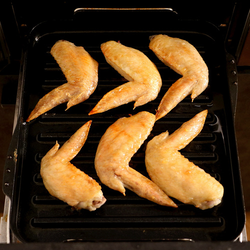 鶏手羽先肉をボウルに入れてごま油を絡め、皮目を上にして波型プレートに乗せる。調理モード［焼く］の強火で15～20分加熱し、皮目にこんがり焼き色がつくくらいまで焼く。