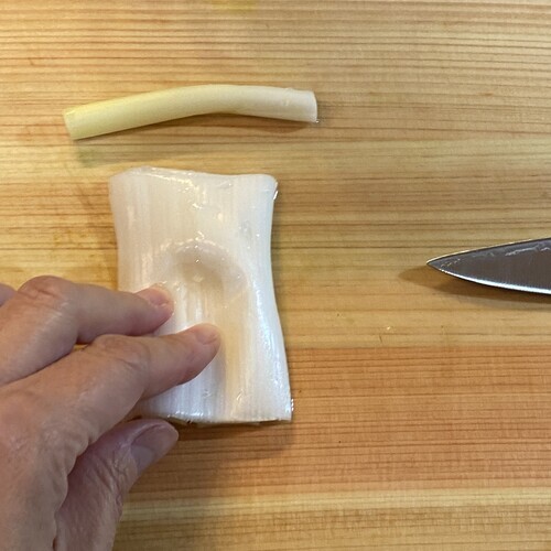 白ねぎは中心まで包丁を入れて、中の芯を取りだし、外側の白いところだけ、細く切って白髪ねぎを作っておく。