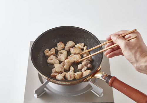 フライパンにごま油をいれ、中火で熱し、２をいれ、鶏肉に焼き色がついたら火を止める。