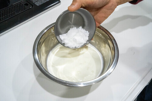 ボウルに牛乳、砂糖をいれよく混ぜる。