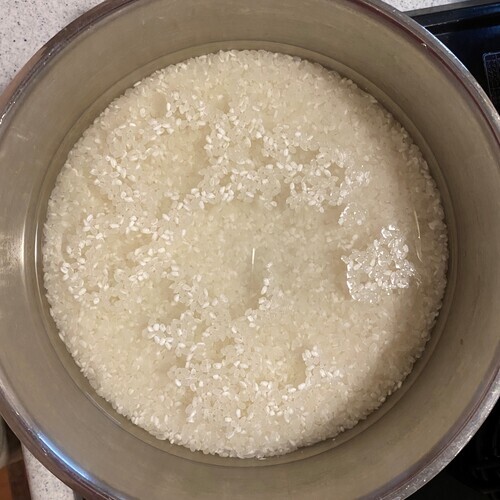 鍋に水気を切った米と水を入れる。