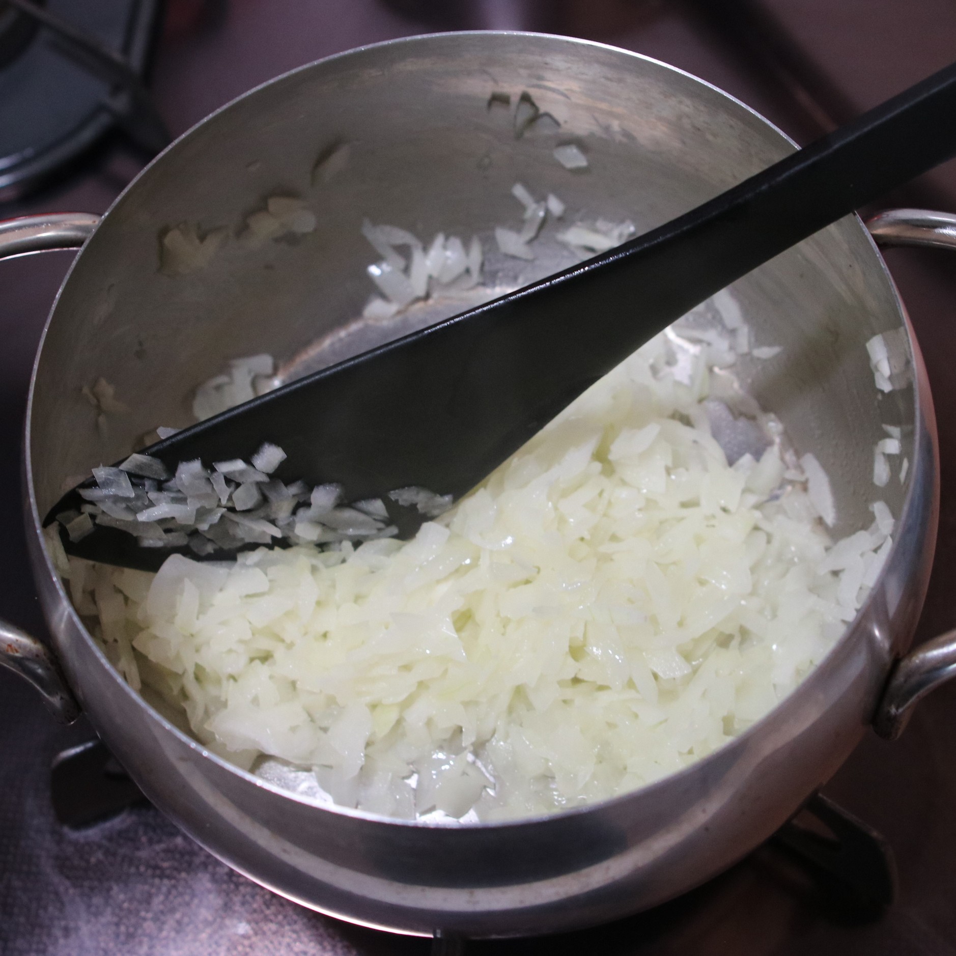 鍋にバターを入れたら弱火で熱し、玉ねぎを入れて透明になるまでゆっくり炒める。