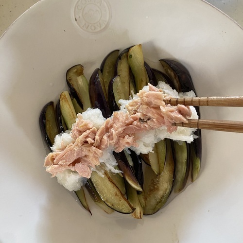 器に②を並べる。その上に大根おろし、油を切ったツナ、みょうがと大葉、青ネギを乗せる。
