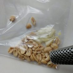 ジッパー付きバッグに、にんにく、ピーナッツ、赤唐辛子を入れて砕く。