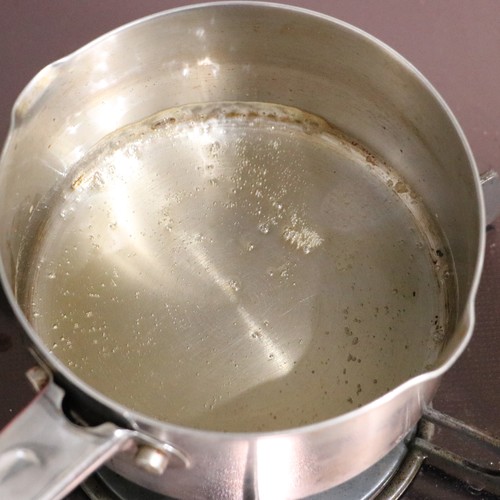 みりんは鍋で沸騰させてアルコールを飛ばす。