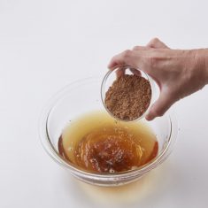 ほうじ茶に黒砂糖をいれよく溶かす。