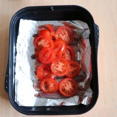 マルチグリルのキャセロールに鰯を並べ、トマトを上に並べ、最後に③のパン粉を振りかける。