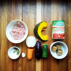 野菜はすべて1cm角に切る。茄子は水に浸けてアクを抜く。