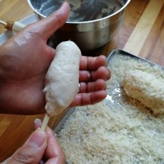 手に油を塗り、③の生地を②に手早くまとわせ、パン粉を絡める。
