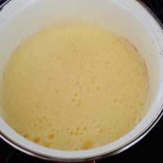 全て入れたら鍋に戻しよくかき混ぜ、弱火にかける。