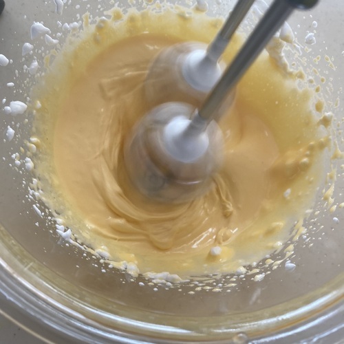 卵黄のボウルに卵黄用の砂糖を入れ、ハンドミキサーで白っぽくなるまで攪拌する。