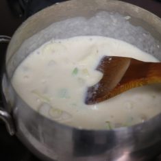 牛乳を少しずつ加え、全体が滑らかになったら味噌とみりんも混ぜて、とろみがしっかりつくまで加熱する。