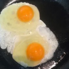 白身の端が白くなってきたら裏返します。好みの焼き色がついたら皿へ。