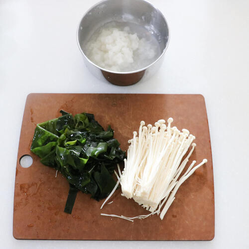 わかめは食べやすい大きさに切る。えのきだけは石づきを落とす。大根はおろす。