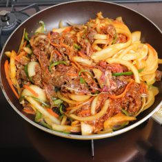 10分以上置いたら、中身をすべてフライパンに入れて中火で炒め、肉の色が変わり全体に火が通ったら皿に盛る。