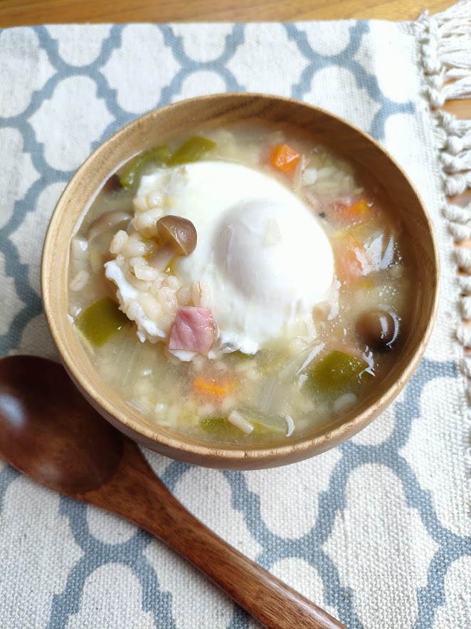 もち麦と野菜と落とし卵の味噌スープ
