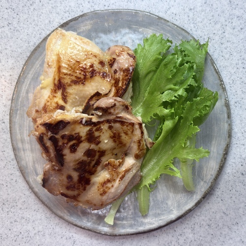 焼き上がりの合図が鳴ったら皿にレタスを敷き、盛り付ける。